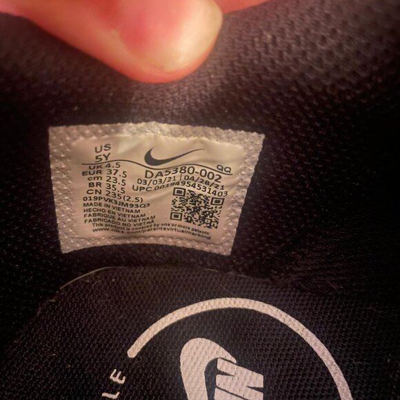 Nike Black & White Sneakers - Men’s Size 37.5 (US 5Y) - Picture 5 of 5